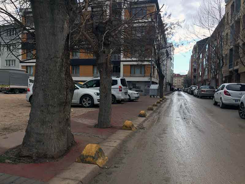 Eskişehir'in Tutanlı sokağı sakinleri, Mehmet Anadolu Lisesi karşısında her yağmur sonrası oluşan çamurlu yola bir çare bulmalarını istiyor.