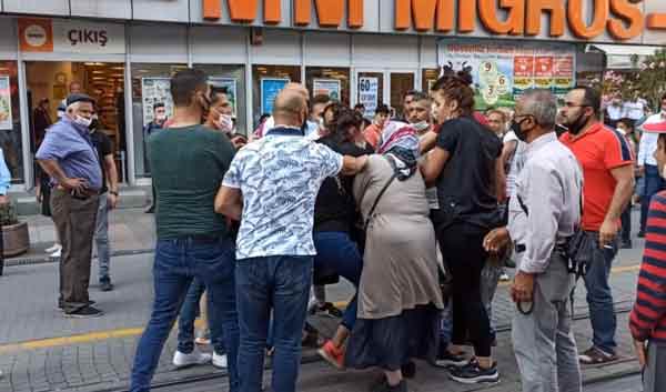 ...“Bu kadın 20 yıldır eşimi elimden aldı. Bir yıldır çocuğa bakmak için eve uğramıyor” diye bağırırken defalarca çocuğa, “Turan, babanın yüzüne tükür” dedi.