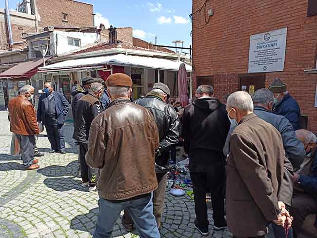 Vatandaşların adeta virüsten korkmazcasına sıkışık bir şekilde alışveriş yapmaları görenleri hayrete düşürdü.