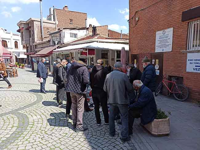 Eskişehir’de sokak ortasında kurulan ikinci el eşya tezgâhında maskesiz satıcılar ve sosyal mesafe kuralına uymayan müşteriler dikkat çekti.