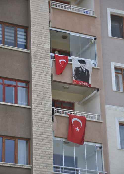 19 Mayıs Atatürk’ü Anma Gençlik ve Spor Bayramı ruhu bu yıl evlere taşındı. Sokağa çıkma kısıtlaması nedeniyle sessizliğin hakim olduğu kentte, Eskişehirliler balkon ve pencerelerini bayraklarla donattı.  (Fotoğraflar: Hilal Köver / AA)