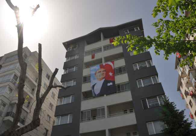 19 Mayıs Atatürk’ü Anma Gençlik ve Spor Bayramı ruhu bu yıl evlere taşındı. Sokağa çıkma kısıtlaması nedeniyle sessizliğin hakim olduğu kentte, Eskişehirliler balkon ve pencerelerini bayraklarla donattı.  (Fotoğraflar: Hilal Köver / AA)