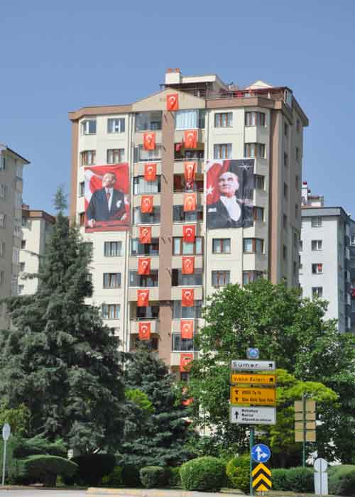 19 Mayıs Atatürk’ü Anma Gençlik ve Spor Bayramı ruhu bu yıl evlere taşındı. Sokağa çıkma kısıtlaması nedeniyle sessizliğin hakim olduğu kentte, Eskişehirliler balkon ve pencerelerini bayraklarla donattı.  (Fotoğraflar: Hilal Köver / AA)