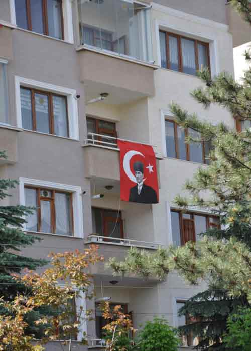 19 Mayıs Atatürk’ü Anma Gençlik ve Spor Bayramı ruhu bu yıl evlere taşındı. Sokağa çıkma kısıtlaması nedeniyle sessizliğin hakim olduğu kentte, Eskişehirliler balkon ve pencerelerini bayraklarla donattı.  (Fotoğraflar: Hilal Köver / AA)