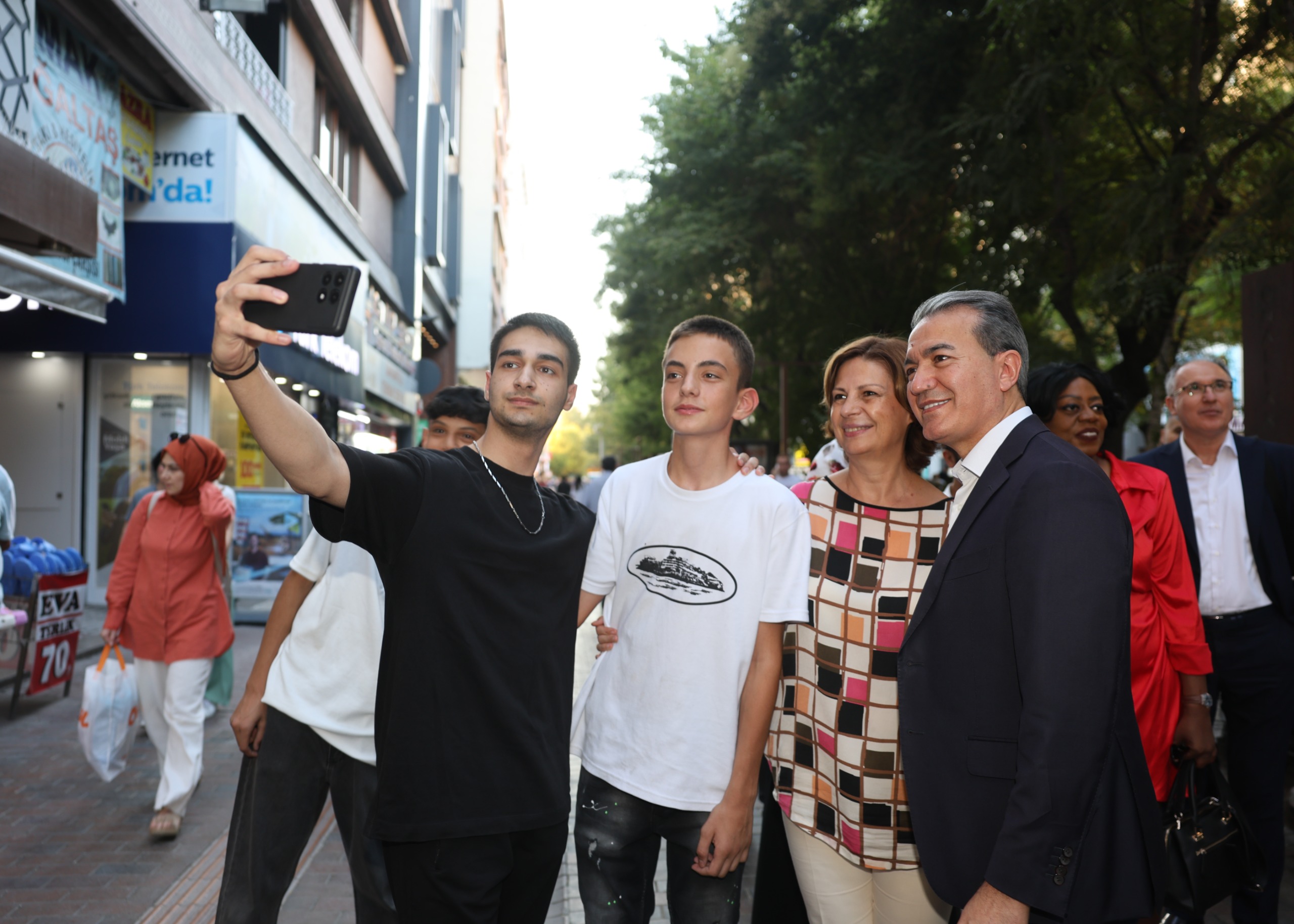 Belçika heyetinin Büyükşehir Belediye Başkanı Ayşe Ünlüce’ye gerçekleştirdiği ziyaret sonrası Ünlüce ile Kır, Hamamyolu Caddesi’nde esnaf ve vatandaşlarla buluştular.