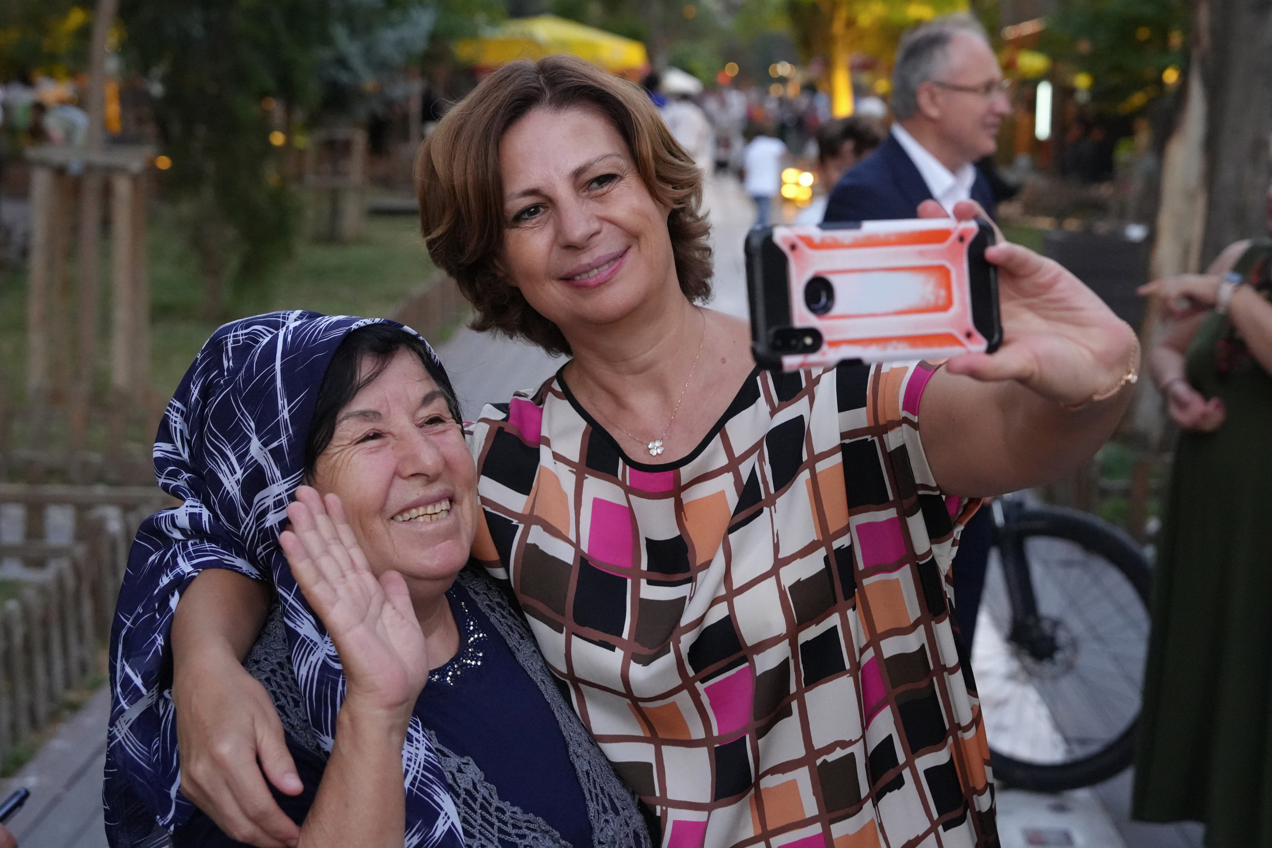 Ünlüce ve Kır’ı gören esnafın yanı sıra başta gençler ile kadınlar, Başkanlara büyük ilgi gösterdiler. Fotoğraf çektirme taleplerini kırmayan Başkanlar, yoğun ilgi arasında ziyaret turuna devam ettiler.  