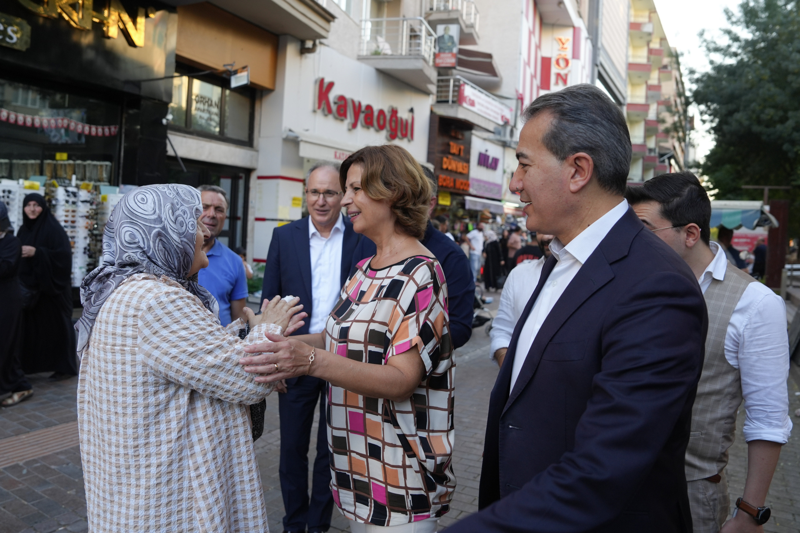 Eskişehir’in kalbi Hamamyolu Caddesi’nde esnaf ve vatandaşlarla bir araya gelen Eskişehir Büyükşehir Belediye Başkanı Ayşe Ünlüce ile Belçika Brüksel’in Saint-Josse-ten-Noode Belediye Başkanı Emir Kır, büyük bir ilgiyle karşılandılar.