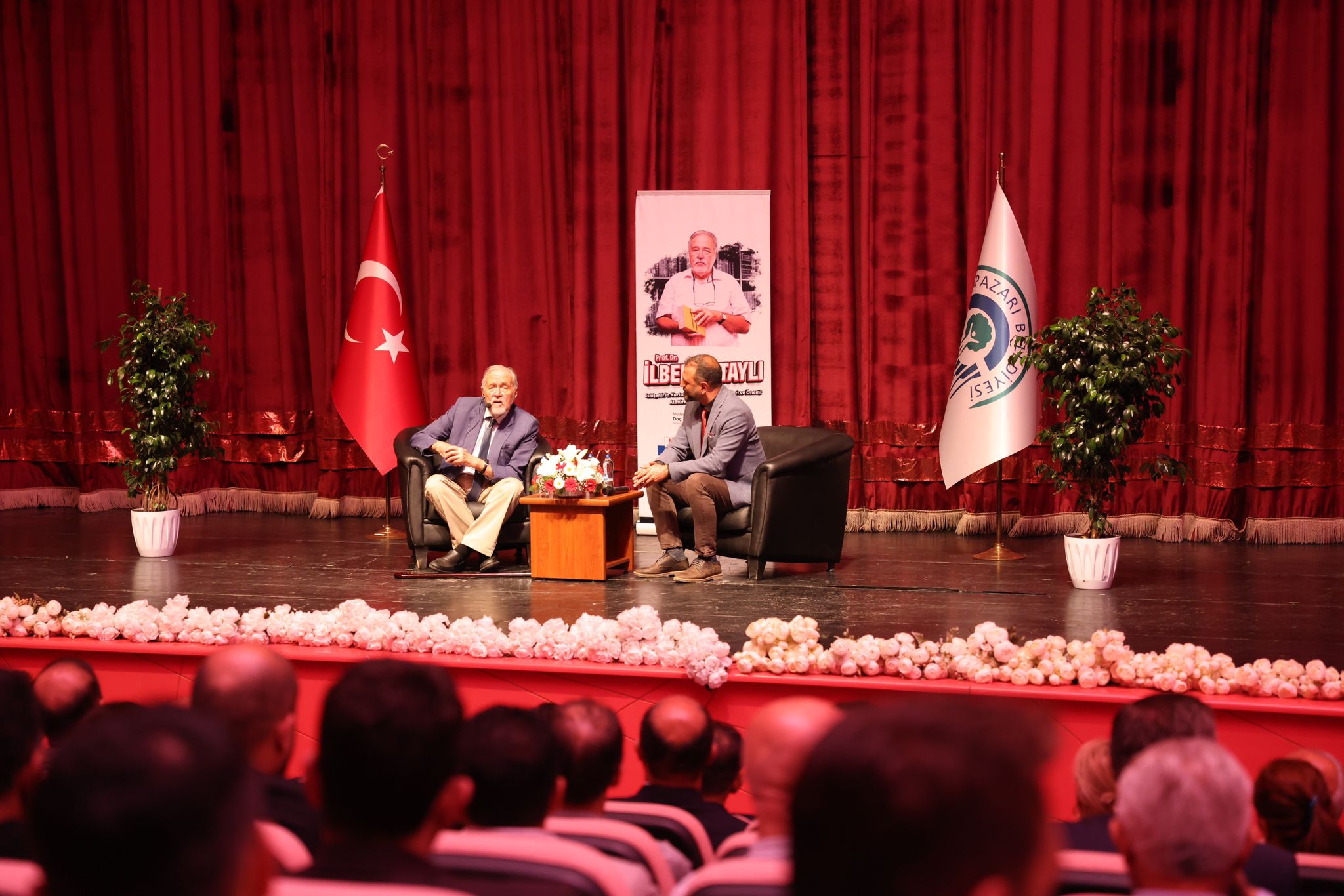 Prof. Dr. İlber Ortaylı’nın Eskişehir Programı, Ortaylı’nın Odunpazarı Belediye Başkanı Kazım  Kurt’u ziyareti ile başladı. Başkan Kurt’u makamında ziyaret eden Ortaylı, Başkan Kurt’a bu önemli günde böyle bir etkinlik düzenlediği ve kendisini davet ettiği için teşekkür etti. Kendisi de Kırım Tatar Türkü olan Ortaylı, makam ziyaretinin ardından Eskişehir Büyükşehir Belediye Başkanı Ayşe Ünlüce, Odunpazarı Belediye Başkanı Kazım Kurt, Tepebaşı Belediye Başkanı Ahmet Ataç ve Eskişehir Büyükşehir Belediyesi Eski Başkanı Prof. Dr. Yılmaz Büyükerşen ile Kent Park’ta bir araya gelerek, Çibörek yedi. 