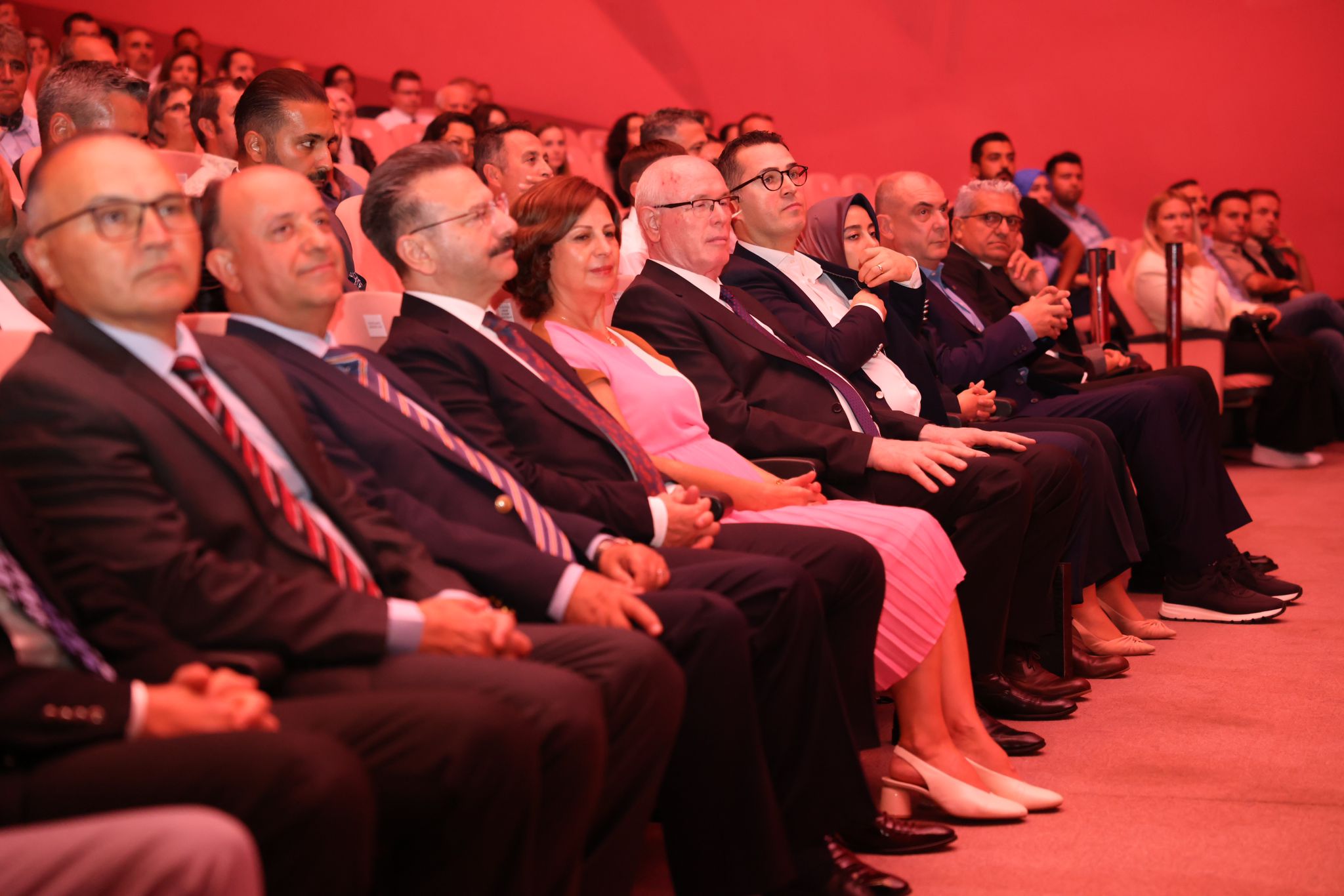 Söyleşinin moderatörlüğünü Anadolu Üniversitesi Tarih Bölümü Öğretim Üyesi Doç. Dr. Murat Burgaç yaptı. Eskişehir’in Ankara ve İstanbul dışında tadına baktığı tek şehir olduğunu söyledi. Eskişehir’in büyük değişikliler geçirdiğini belirten Ortaylı, söyleşiye Eskişehir’in geçmişten günümüze gelişimini anlatarak başladı.