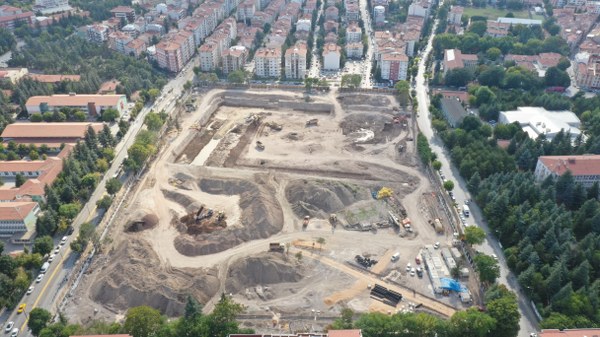 Proje kapsamında yaklaşık 500 araçlık yeraltı otoparkı, Millet Kıraathanesi ve 52 dönümlük yeşil alan yapılacak. Eserin tamamlanmasıyla Eskişehir'in merkezinde açık ve yeşil alan ile otopark katkısı sağlanacak.