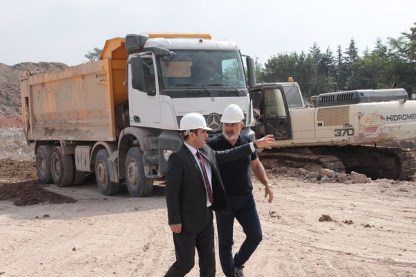 Eskişehir'de eski stadyum alanında yapılması planlanan Millet Bahçesi yapım çalışmaları hızla devam ediyor.