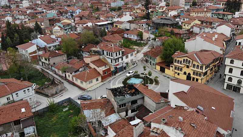 Dün şiddetli şekilde etkisini gösteren ve bugün de yer yer görülen sağanak yağış, tarihi sokakların sessizliğe bürünmesine neden oldu.