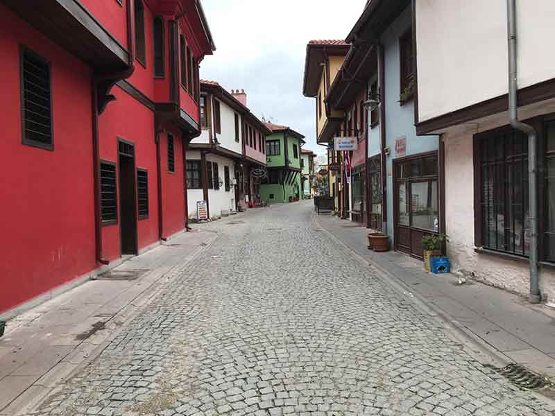 Zaman zaman bazı vatandaşların çevrede gezdiği görülse de çevredeki birçok esnafın kepenk açmaması dikkat çekti.