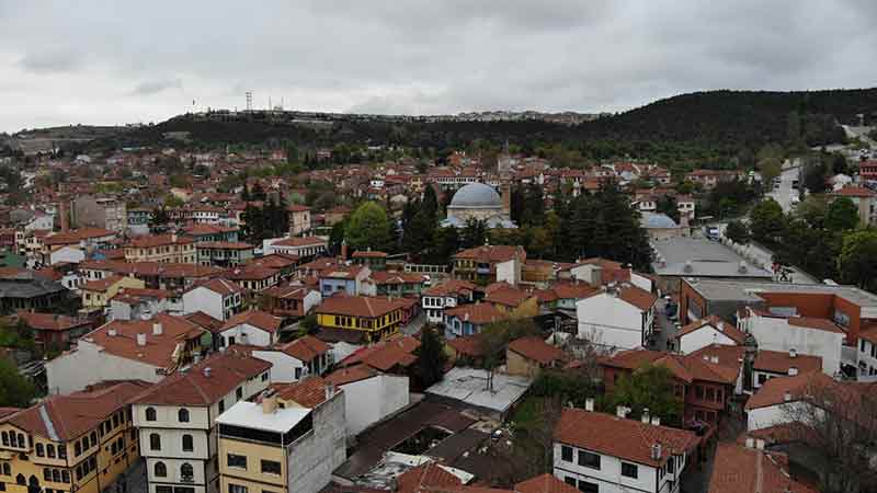 Görenleri adeta tarihi bir yolculuğa çıkartan bölge, sokakların tekrar kalabalık olacağı günleri bekliyor.