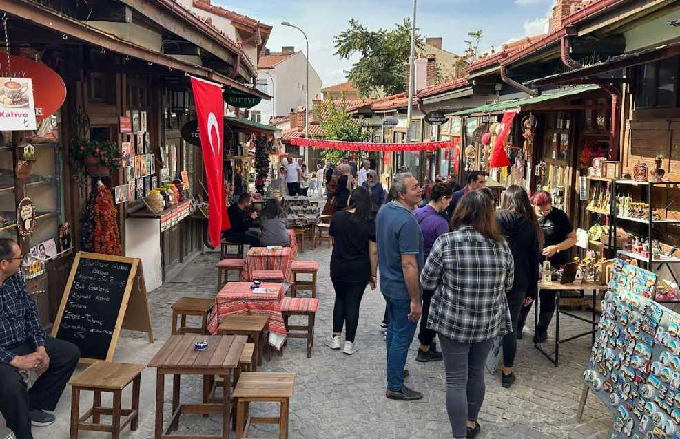 Sivrihisar Belediye Başkanı Hamid Yüzügüllü, ilçenin turizm potansiyelini sürdürülebilir kılmak için çalışmalarına devam ediyor. Yüzügüllü, yaptığı açıklamada "Sivrihisar'ın tarih boyunca birçok medeniyete ev sahipliği yapmış olması, burayı eşsiz kılıyor. İlçemizin her köşesi buram buram tarih kokuyor. Bu güzellikleri dünyaya tanıtarak, ilçemizi uluslararası arenada tanınan bir turizm merkezi haline getirmek istiyoruz. Sivrihisar Ulu Camimizin UNESCO Dünya Mirası listesine girmesi ile önemli bir başarı elde ettik. İnsanlar seyahat rotalarını artık Sivrihisar’a çeviriyorlar. Güzel kentimizin ziyaretçi akınına uğramasından dolayı mutluyuz." dedi.