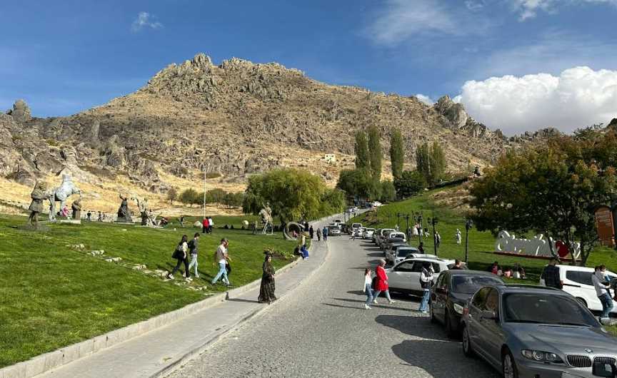 Eskişehir’de son dönemlerde turist akınına uğrayarak Anadolu’nun en gözde turistik yerlerinden biri haline gelen Sivrihisar, tarihi ve kültürel zenginlikleriyle dikkat çekerken, çeşitli turizm mekanlarıyla misafirlerini ağırlamaya devam ediyor.