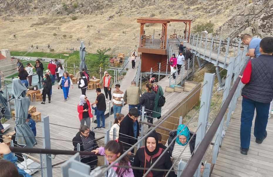 Eskişehir’de son dönemlerde turist akınına uğrayarak Anadolu’nun en gözde turistik yerlerinden biri haline gelen Sivrihisar, tarihi ve kültürel zenginlikleriyle dikkat çekerken, çeşitli turizm mekanlarıyla misafirlerini ağırlamaya devam ediyor.