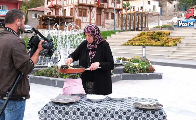 Eskişehir’in Sivrihisar ilçesi tarihi zenginliğinin yanında eşsiz gastronomisiyle de ulusal medyanın dikkatini çekiyor. Sivrihisar Belediye Başkanı Hamid Yüzügüllü liderliğinde başlatılan girişimler sayesinde ilçenin kültürel zenginliği ulusal medya aracılığı ile tanıtılıyor.  