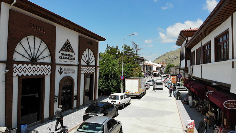  Ziyaretçiler Türkay Konağı, Zaimağa Konağı, Sivrihisar Kültür Evi gibi tarihi dokusu bozulmadan restore edilen yapılarında gezmeyi ihmal etmiyor. Turistlerin en çok uğrak yerlerinden olan Sivrihisar Saat Kulesi, Ermeni Kilisesi ve Gönül Dağı ise fotoğraf tutkunlarının uğrak noktası haline geldi.