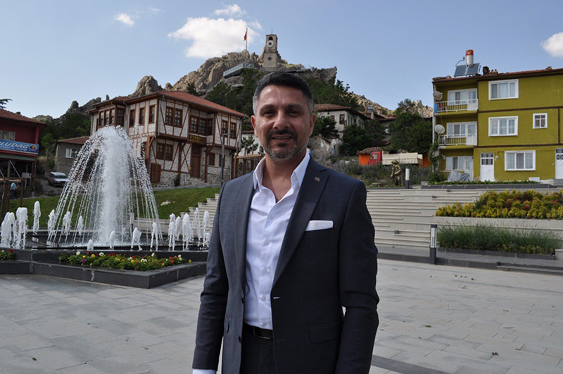 İlçede yaşanan turist yoğunluğundan dolayı mutlu olduğunu dile getiren Sivrihisar Belediye Başkanı Hamid Yüzügüllü, “Artık Sivrihisar Türkiye'nin değil, dünyanın bir değeri oldu. Yurtdışı ve yurtiçinden misafirlerimiz geliyor. Hele yaz dönemlerinde gurbetçilerimiz daha da tamamen rağbet gösteriyor.Türkiye'nin ilk Kilim Müzesi var, saat kulemiz var yani saymakla bitmez” dedi.