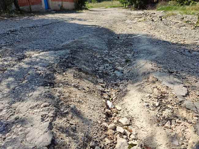 Eskişehir’de bazı sokaklarda asfaltın çökmesi sonucu oluşan derin çukurlar nedeniyle araçlarıyla ilerlemekte güçlük çeken mahalleliler adeta canından bezdi.