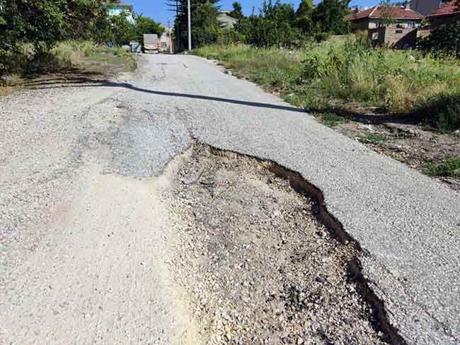 Eskişehir’de bazı sokaklarda asfaltın çökmesi sonucu oluşan derin çukurlar nedeniyle araçlarıyla ilerlemekte güçlük çeken mahalleliler adeta canından bezdi.