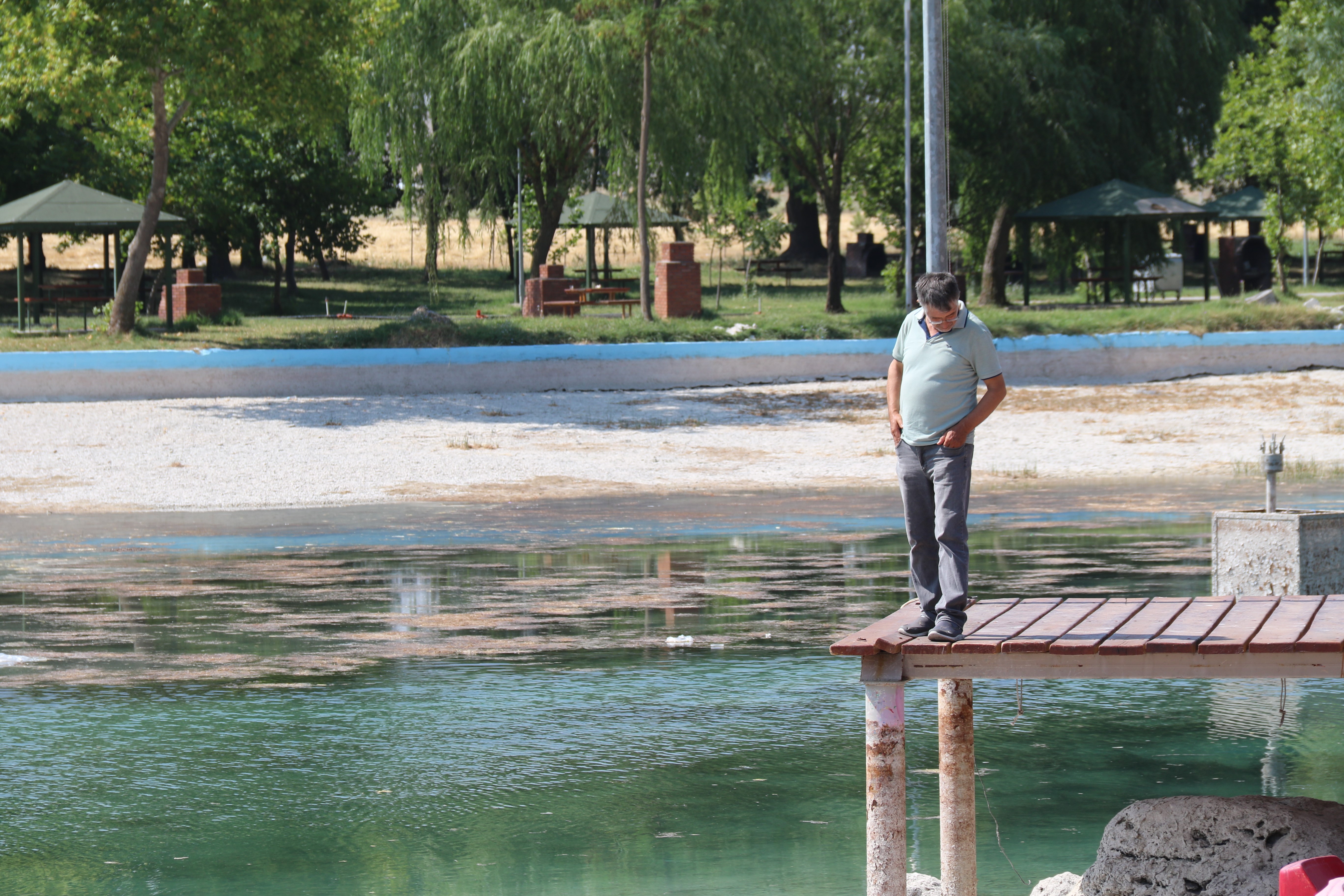 Sakarya nehrinin Sakarya'nın Karasu ilçesinden Karadeniz'e döküldüğü noktasına kadarki 824 kilometrelik macerasının başladığı yer olan Sakaryabaşı göletin, kuruyan zemininde köpeklerin gezindiği, kayıkların ve su bisikletlerinin toprağa oturduğu gözlendi. 2020 yılında Çevre ve Şehircilik Bakanlığınca "Doğal Sit-Nitelikli Doğal Koruma Alanı" olarak ilan edilen gölette, ördeklerin su birikintilerinde yüzdüğü görüldü.