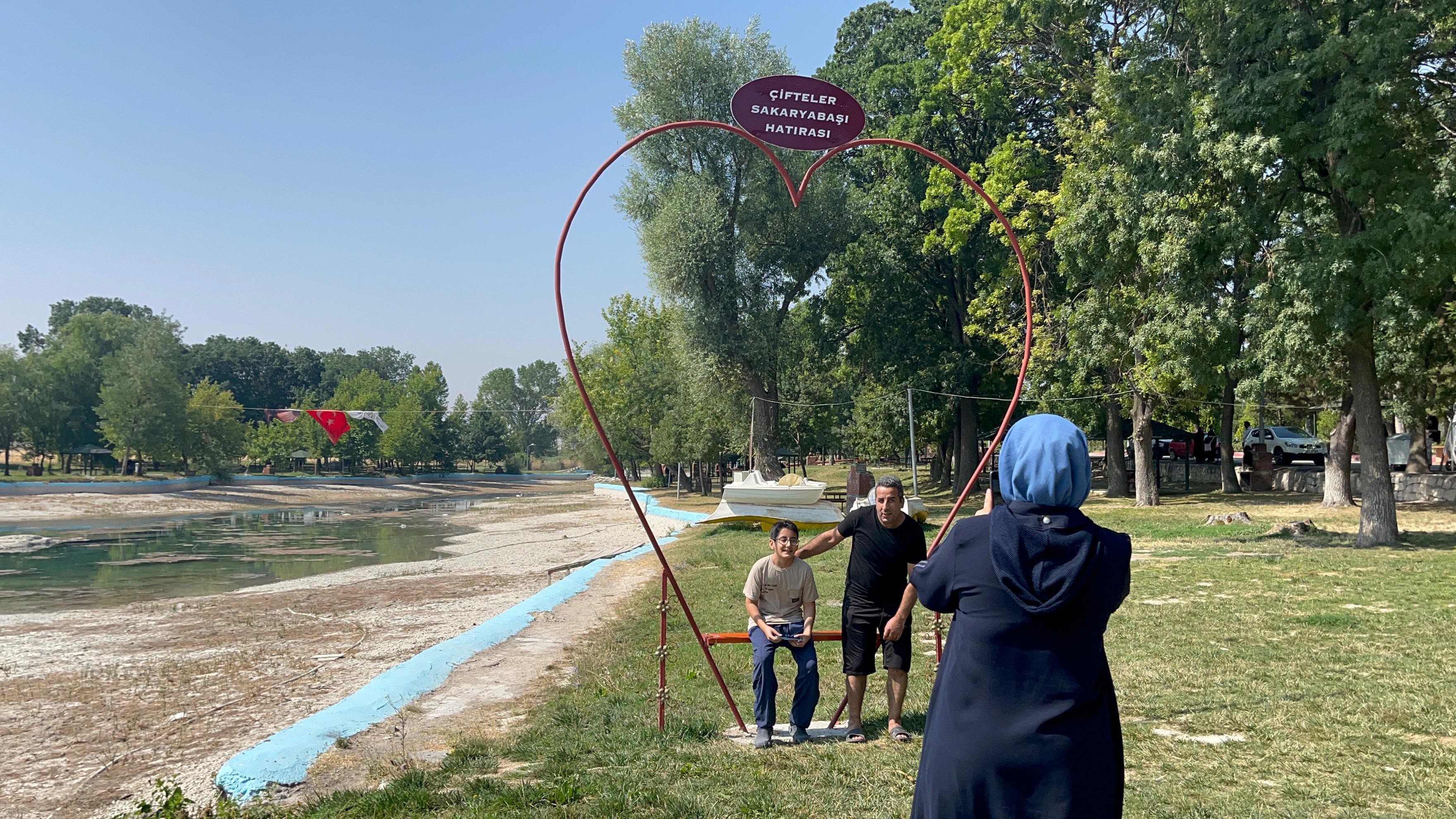 Sakarya Nehri'nin doğduğu Eskişehir'in Çifteler ilçesinde bulunan Sakaryabaşı'nda suların çekilmesi, hem vatandaşları hem de yetkilileri tedirgin etmeye devam ediyor...