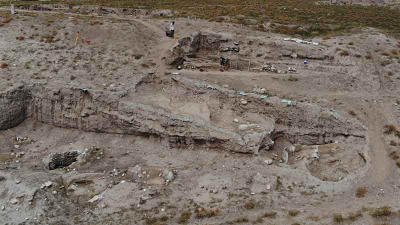 Şarhöyük’te yapılan incelemere göre, alanda milattan önceki dönemler ve farklı çağlara ait buluntuların yer aldığını dile getiren Kazı Başkanı Doç. Dr. Mahmut Bilge Baştürk, “Şarhöyük bizim şu anda tespit ettiğimiz verilere göre milattan önce 4’üncü bin yılın son çeyreğine doğru gitmekte. Dolayısıyla Şarhöyük’te 6 bin yıllık bir geçmişten söz edebiliriz. Bunun üzerindeki tabakalarda milattan önce 3 binler ve 2 binlere ait tabakalar var. Hitit varlığı çok kuvvetli; höyüğün üzerinde 7-8 metreye varan Hitit dolguları bulunmakta. Bunun üzerinde Frig tabakası, onun üzerinde klasik dönem, Akhamenid dönem ve onun üzerinde Helenistik dönem tabakası bulunmakta. Üzerinde Roma tabakası ve onun üzerinde ise Bizans kalesi bulunuyor. Selçukluluların gelmesiyle beraber Bizans Kalesi’nin terk edildiğini ancak Selçukluluların da höyüğün üzerine yerleşmediğini biliyoruz. Höyüğün tarihsel sürecine bakarsak Kalkolitik dönemden Bizans dönemine kadar sürdüğünü söyleyebiliriz” dedi.