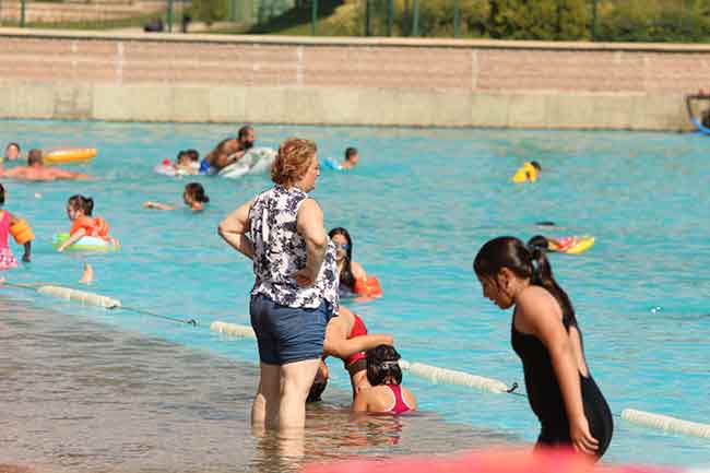 Şehir dışından da onlarca ziyaretçi Eskişehir’in gözbebeği Kent Park Plajı’na akın ederken, yetkililer, yağışlı geçen günlerin ardından plajın tekrar hareketlenmesinden duydukları memnuniyeti dile getirdi.