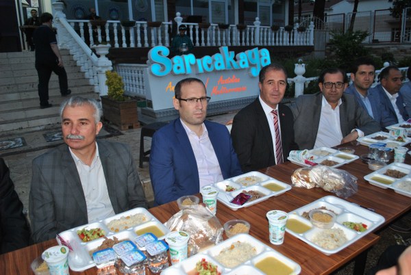 Yaklaşık 2 bin kişiye verilen iftar programında konuşan Belediye Başkanı Çam, “Rabbim bizleri daha büyük afetlerden sakınsın. Başı rahmet, ortası mağfiret, sonu cehennemden kurtuluş olan Ramazan-ı Şerif milletimiz, İslam âlemi ve tüm insanlık için hayırlara vesile olsun. Cenab-ı Allah ibadetlerimizi kabul eylesin, bizleri birlik ve beraberlik içinde Kadir Gecesine ve Ramazan Bayramı’na kavuştursun. Bugün iftar programı öncesi yaşadığımız şiddetli fırtınaya rağmen bizleri yalnız bırakmayıp gönül soframıza konuk olan tüm herkese sonsuz teşekkür ediyorum” dedi. 