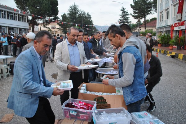 Program konuk sanatçı Osman Vahit Özdal tarafından okunan Kuran-ı Kerim tilaveti ve ilahilerle son buldu. 