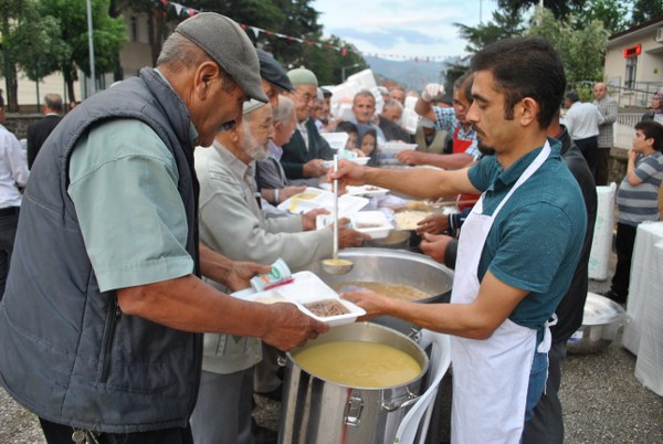 Sarıcakaya İlçe Belediyesi tarafından düzenlenen iftar programı öncesi yaşanan fırtına ve dolu yağışı, hazırlık yapılan alandaki masa, sandalye ve diğer malzemeleri kısa sürede tahrip ederken, daha sonra el birliği ile yapılan çalışmalar sonucu hep birlikte iftar açıldı. 