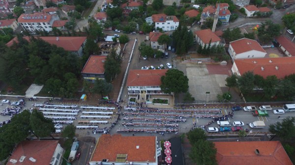 Sarıcakaya İlçe Belediyesi tarafından düzenlenen iftar programı öncesi yaşanan fırtına ve dolu yağışı, hazırlık yapılan alandaki masa, sandalye ve diğer malzemeleri kısa sürede tahrip ederken, daha sonra el birliği ile yapılan çalışmalar sonucu hep birlikte iftar açıldı. 