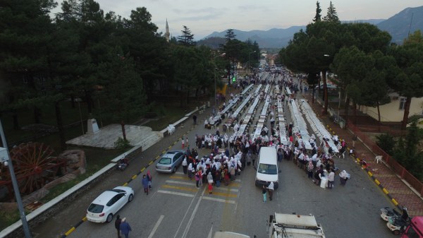 Sarıcakaya İlçe Belediyesi tarafından düzenlenen iftar programı öncesi yaşanan fırtına ve dolu yağışı, hazırlık yapılan alandaki masa, sandalye ve diğer malzemeleri kısa sürede tahrip ederken, daha sonra el birliği ile yapılan çalışmalar sonucu hep birlikte iftar açıldı. 