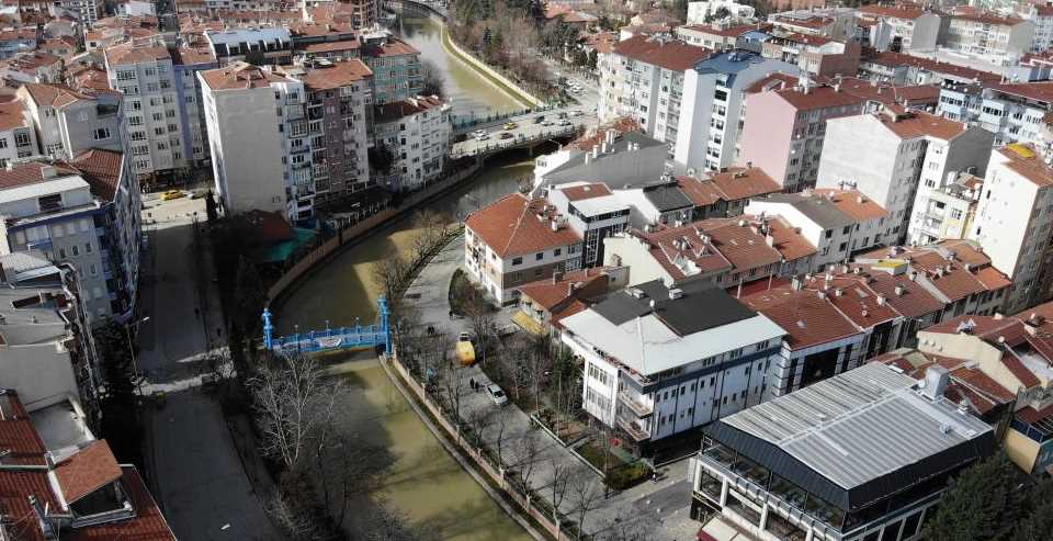 Eskişehir'de son yağışlar, Porsuk Çayı'nın su seviyesinde ve renginde dikkat çekici bir değişime neden oldu. Özellikle bölge genelinde etkili olan sağanak yağışlar, barajlar, akarsular ve göllerde olumlu sonuçlar doğurdu. Kuraklık nedeniyle azalan su miktarı, son yağışlarla birlikte gözle görülür bir şekilde artış gösterdi.

Geçtiğimiz hafta Eskişehir'e düşen yoğun yağışlarla birlikte Porsuk Çayı'nın renginde belirgin bir değişiklik meydana geldi. Normalde daha berrak ve yeşil olan çay, yağışlar sonrası suya karışan toprak nedeniyle kahverengi bir renk aldı. Bu durum, bazı vatandaşlar arasında şaşkınlık yaratırken, Porsuk Çayı'nın kahverengi akışı, havadan çekilen dron görüntüleriyle de net bir şekilde gözlemlendi.