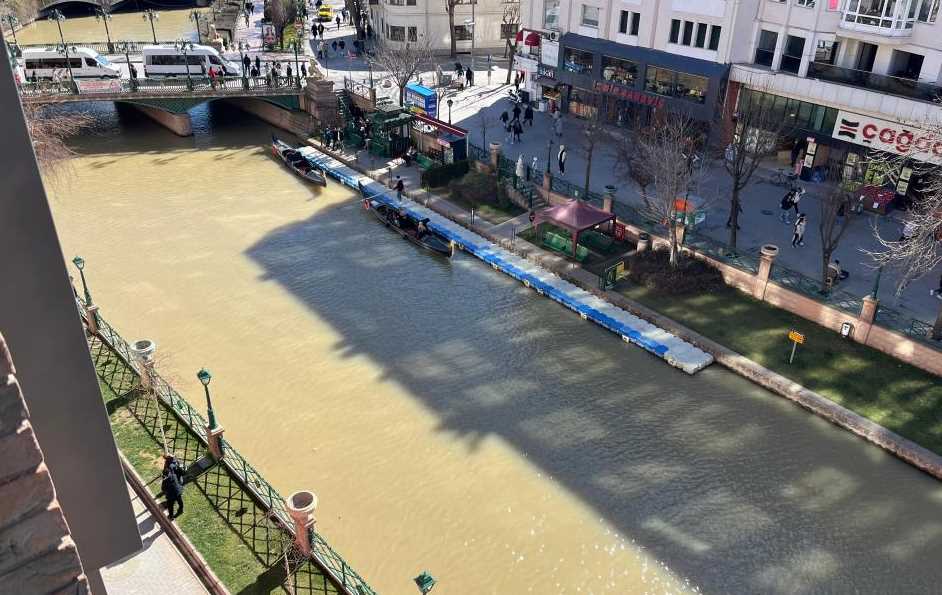 Eskişehir'de son yağışlar, Porsuk Çayı'nın su seviyesinde ve renginde dikkat çekici bir değişime neden oldu. Özellikle bölge genelinde etkili olan sağanak yağışlar, barajlar, akarsular ve göllerde olumlu sonuçlar doğurdu. Kuraklık nedeniyle azalan su miktarı, son yağışlarla birlikte gözle görülür bir şekilde artış gösterdi.

Geçtiğimiz hafta Eskişehir'e düşen yoğun yağışlarla birlikte Porsuk Çayı'nın renginde belirgin bir değişiklik meydana geldi. Normalde daha berrak ve yeşil olan çay, yağışlar sonrası suya karışan toprak nedeniyle kahverengi bir renk aldı. Bu durum, bazı vatandaşlar arasında şaşkınlık yaratırken, Porsuk Çayı'nın kahverengi akışı, havadan çekilen dron görüntüleriyle de net bir şekilde gözlemlendi.