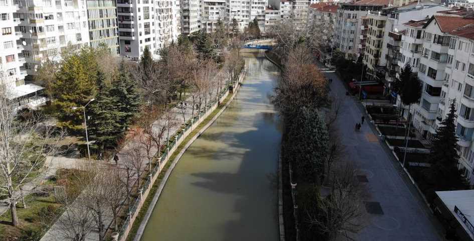 Eskişehir'de son yağışlar, Porsuk Çayı'nın su seviyesinde ve renginde dikkat çekici bir değişime neden oldu. Özellikle bölge genelinde etkili olan sağanak yağışlar, barajlar, akarsular ve göllerde olumlu sonuçlar doğurdu. Kuraklık nedeniyle azalan su miktarı, son yağışlarla birlikte gözle görülür bir şekilde artış gösterdi.

Geçtiğimiz hafta Eskişehir'e düşen yoğun yağışlarla birlikte Porsuk Çayı'nın renginde belirgin bir değişiklik meydana geldi. Normalde daha berrak ve yeşil olan çay, yağışlar sonrası suya karışan toprak nedeniyle kahverengi bir renk aldı. Bu durum, bazı vatandaşlar arasında şaşkınlık yaratırken, Porsuk Çayı'nın kahverengi akışı, havadan çekilen dron görüntüleriyle de net bir şekilde gözlemlendi.