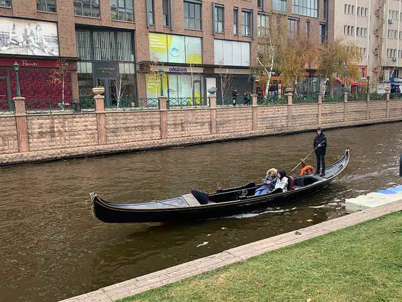 Porsuk nehri üzerinde düzenlenen gondol ve tekne turları seferlerine yaz kış demeden devam ederken, turistler soğuğa aldırış etmeden Eskişehir manzarasının tadını çıkarıyor.