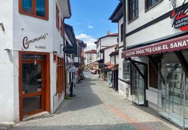 Lületaşı ve hediyelik eşya dükkanlarının yoğunlukta olduğu sokaklar, sakinliği ile de tarihi görüntülere sahne oluyor.