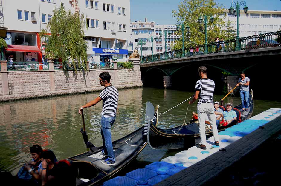 Şehr-i Aşk olarak nitelendirilen Eskişehir’in önemli turizm yerlerinden olan Porsuk Çayı, gün geçtikçe popülerliğini arttırıyor. Çay üzerinde faaliyet gösteren gondollar, yerli ve yabancı turistlere tur imkanı dışında da, yapılan evlenme tekliflerinin baş mekanı haline geldi. 