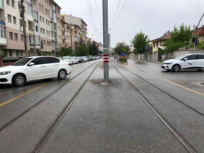 Yol kontrolü yaparak çıkış yapan sürücülerin etrafında engel olmayan direği fark etmemesi sonucu meydana gelen trafik kazaları, çevredeki vatandaşlar için büyük bir sorun haline gelmiş durumda.