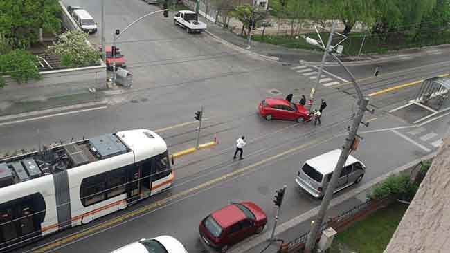 Sık sık şikâyet edilerek çözüm beklenen yol ortasındaki direk için henüz bir işlem yapılmadığı ve şikâyetlerin her geçen gün çoğaldığı öğrenildi.