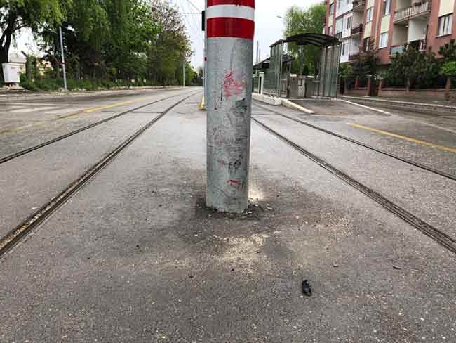 Eskişehir’de tramvay hattı üzerinde bulunan ve çevresinde hiçbir yükselti veya uyarı bulunmayan direk, sık sık trafik kazasına sebep oluyor.