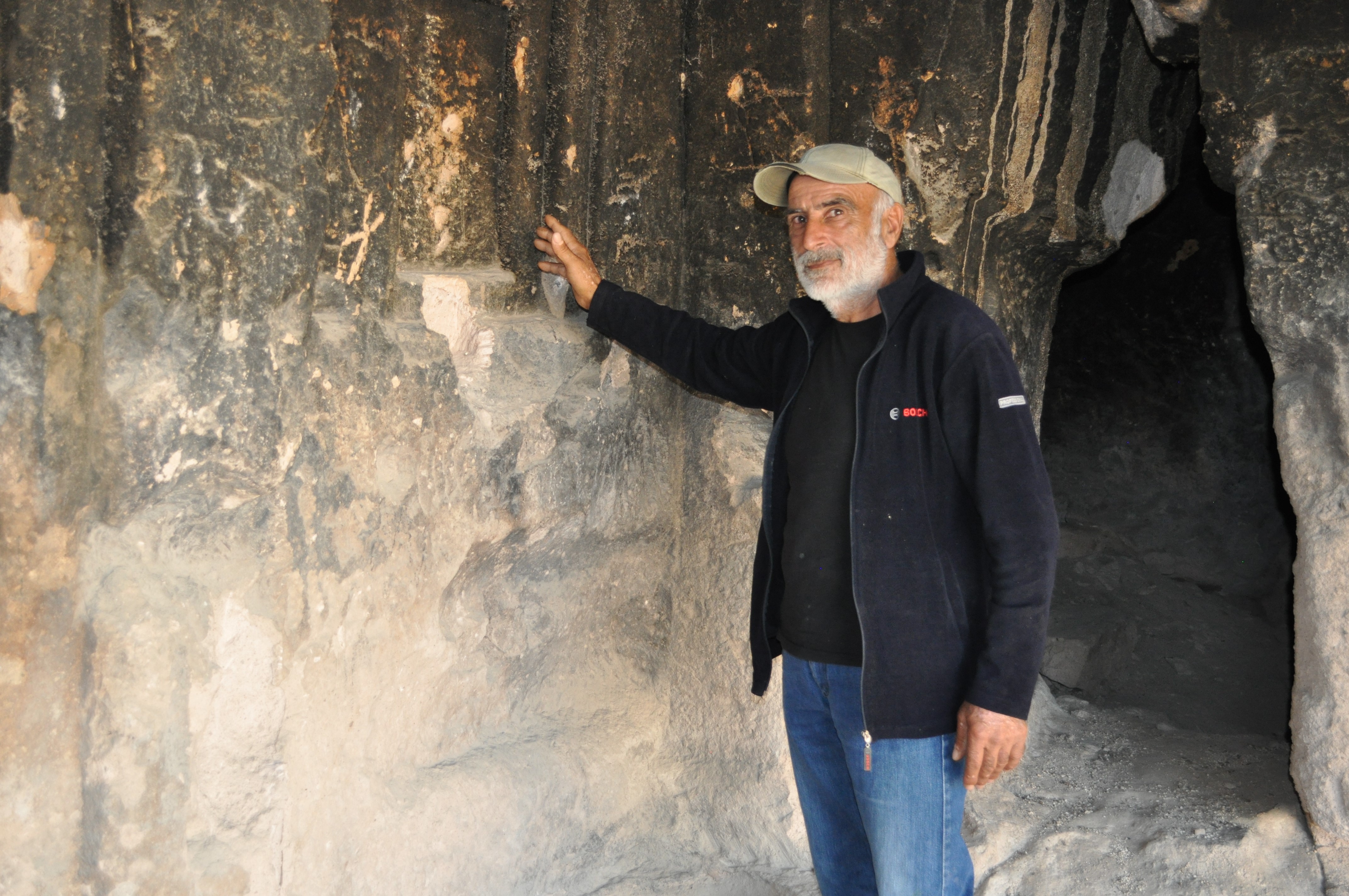 Tarihi geçmişi ve dokusuna rağmen turistlerin pek ilgi göstermediği Kilisekaya, bölgeye yakın yerleşkelerde yaşayan vatandaşlar tarafından Yazılıkaya’ya benzetildi.