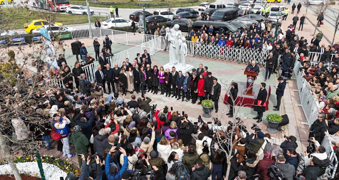 Eskişehir Büyükşehir Belediyesi’nin 8 Mart Dünya Kadınlar Günü etkinlikleri kapsamında oluşturulan “Annelerimize ve Kadınlarımıza Saygı ve Şükran Anıtı”nın açılışı CHP Genel Başkanı Özgür Özel’in katılımıyla gerçekleştirildi. 

8 Mart Dünya Kadınlar Günü’nde Eskişehir’in kalbi olan Ulus Meydanı’ndaki‘Annelerimize ve Kadınlarımıza Saygı ve Şükran Anıtı’ görkemli bir törenle açıldı.
Açılışa CHP Genel Başkanı Özgür Özel, CHP Genel Başkan Yardımcısı ve Kadın Kolları Genel Başkanı Aylin Nazlıaka, Eskişehir MilletvekilleriUtku Çakırözer, Jale Nur Süllü ve İbrahim Arslan,Eskişehir Büyükşehir Belediye Başkanı Prof. Dr. Yılmaz Büyükerşen ve eşi Seyhan Büyükerşen, Büyükşehir Belediye Başkan Adayı Av. Ayşe Ünlüce, Tepebaşı Belediye Başkanı Ahmet Ataç, Odunpazarı Belediye Başkanı Kazım Kurt, CHP İl Başkanı Talat Yalaz, ilçe belediye başkan adayları ve Eskişehirliler katıldı.
