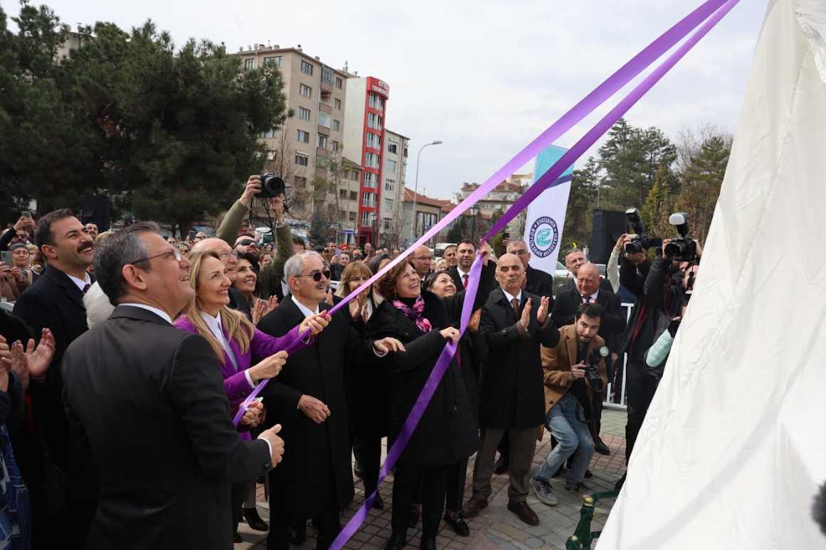 Eskişehir Büyükşehir Belediyesi’nin 8 Mart Dünya Kadınlar Günü etkinlikleri kapsamında oluşturulan “Annelerimize ve Kadınlarımıza Saygı ve Şükran Anıtı”nın açılışı CHP Genel Başkanı Özgür Özel’in katılımıyla gerçekleştirildi. 

8 Mart Dünya Kadınlar Günü’nde Eskişehir’in kalbi olan Ulus Meydanı’ndaki‘Annelerimize ve Kadınlarımıza Saygı ve Şükran Anıtı’ görkemli bir törenle açıldı.
Açılışa CHP Genel Başkanı Özgür Özel, CHP Genel Başkan Yardımcısı ve Kadın Kolları Genel Başkanı Aylin Nazlıaka, Eskişehir MilletvekilleriUtku Çakırözer, Jale Nur Süllü ve İbrahim Arslan,Eskişehir Büyükşehir Belediye Başkanı Prof. Dr. Yılmaz Büyükerşen ve eşi Seyhan Büyükerşen, Büyükşehir Belediye Başkan Adayı Av. Ayşe Ünlüce, Tepebaşı Belediye Başkanı Ahmet Ataç, Odunpazarı Belediye Başkanı Kazım Kurt, CHP İl Başkanı Talat Yalaz, ilçe belediye başkan adayları ve Eskişehirliler katıldı.
