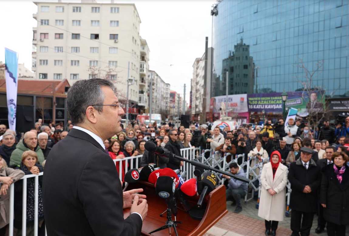 Eskişehir Büyükşehir Belediyesi’nin 8 Mart Dünya Kadınlar Günü etkinlikleri kapsamında oluşturulan “Annelerimize ve Kadınlarımıza Saygı ve Şükran Anıtı”nın açılışı CHP Genel Başkanı Özgür Özel’in katılımıyla gerçekleştirildi. 

8 Mart Dünya Kadınlar Günü’nde Eskişehir’in kalbi olan Ulus Meydanı’ndaki‘Annelerimize ve Kadınlarımıza Saygı ve Şükran Anıtı’ görkemli bir törenle açıldı.
Açılışa CHP Genel Başkanı Özgür Özel, CHP Genel Başkan Yardımcısı ve Kadın Kolları Genel Başkanı Aylin Nazlıaka, Eskişehir MilletvekilleriUtku Çakırözer, Jale Nur Süllü ve İbrahim Arslan,Eskişehir Büyükşehir Belediye Başkanı Prof. Dr. Yılmaz Büyükerşen ve eşi Seyhan Büyükerşen, Büyükşehir Belediye Başkan Adayı Av. Ayşe Ünlüce, Tepebaşı Belediye Başkanı Ahmet Ataç, Odunpazarı Belediye Başkanı Kazım Kurt, CHP İl Başkanı Talat Yalaz, ilçe belediye başkan adayları ve Eskişehirliler katıldı.
