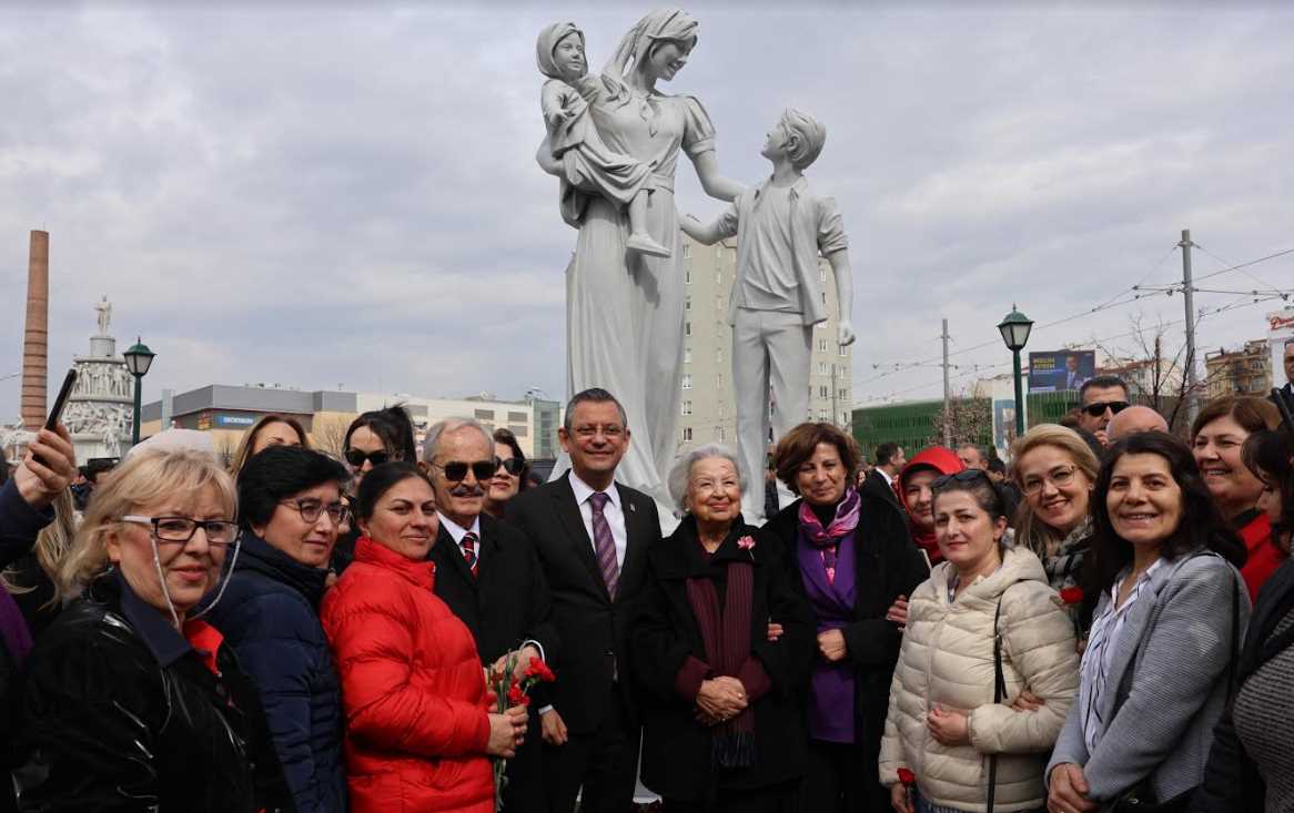 Eskişehir Büyükşehir Belediyesi’nin 8 Mart Dünya Kadınlar Günü etkinlikleri kapsamında oluşturulan “Annelerimize ve Kadınlarımıza Saygı ve Şükran Anıtı”nın açılışı CHP Genel Başkanı Özgür Özel’in katılımıyla gerçekleştirildi. 

8 Mart Dünya Kadınlar Günü’nde Eskişehir’in kalbi olan Ulus Meydanı’ndaki‘Annelerimize ve Kadınlarımıza Saygı ve Şükran Anıtı’ görkemli bir törenle açıldı.
Açılışa CHP Genel Başkanı Özgür Özel, CHP Genel Başkan Yardımcısı ve Kadın Kolları Genel Başkanı Aylin Nazlıaka, Eskişehir MilletvekilleriUtku Çakırözer, Jale Nur Süllü ve İbrahim Arslan,Eskişehir Büyükşehir Belediye Başkanı Prof. Dr. Yılmaz Büyükerşen ve eşi Seyhan Büyükerşen, Büyükşehir Belediye Başkan Adayı Av. Ayşe Ünlüce, Tepebaşı Belediye Başkanı Ahmet Ataç, Odunpazarı Belediye Başkanı Kazım Kurt, CHP İl Başkanı Talat Yalaz, ilçe belediye başkan adayları ve Eskişehirliler katıldı.
