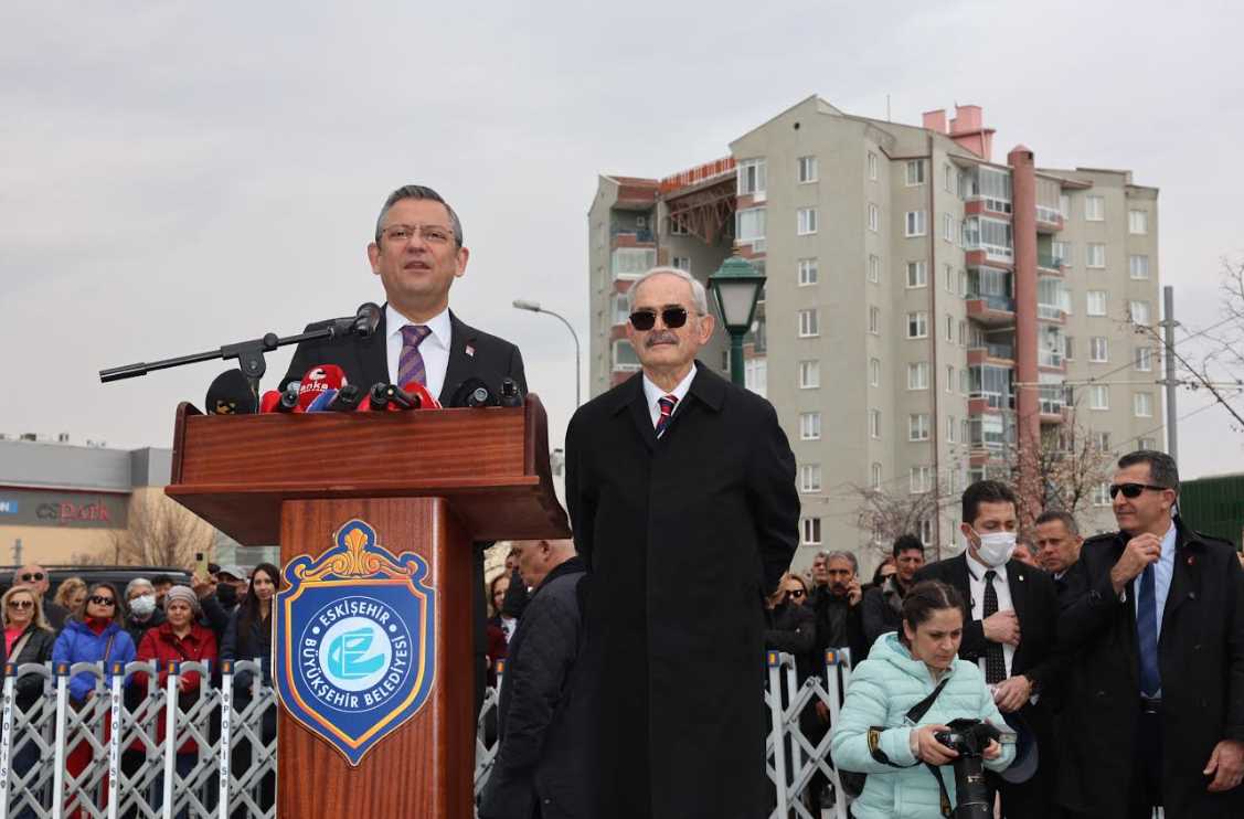 Eskişehir Büyükşehir Belediyesi’nin 8 Mart Dünya Kadınlar Günü etkinlikleri kapsamında oluşturulan “Annelerimize ve Kadınlarımıza Saygı ve Şükran Anıtı”nın açılışı CHP Genel Başkanı Özgür Özel’in katılımıyla gerçekleştirildi. 

8 Mart Dünya Kadınlar Günü’nde Eskişehir’in kalbi olan Ulus Meydanı’ndaki‘Annelerimize ve Kadınlarımıza Saygı ve Şükran Anıtı’ görkemli bir törenle açıldı.
Açılışa CHP Genel Başkanı Özgür Özel, CHP Genel Başkan Yardımcısı ve Kadın Kolları Genel Başkanı Aylin Nazlıaka, Eskişehir MilletvekilleriUtku Çakırözer, Jale Nur Süllü ve İbrahim Arslan,Eskişehir Büyükşehir Belediye Başkanı Prof. Dr. Yılmaz Büyükerşen ve eşi Seyhan Büyükerşen, Büyükşehir Belediye Başkan Adayı Av. Ayşe Ünlüce, Tepebaşı Belediye Başkanı Ahmet Ataç, Odunpazarı Belediye Başkanı Kazım Kurt, CHP İl Başkanı Talat Yalaz, ilçe belediye başkan adayları ve Eskişehirliler katıldı.
